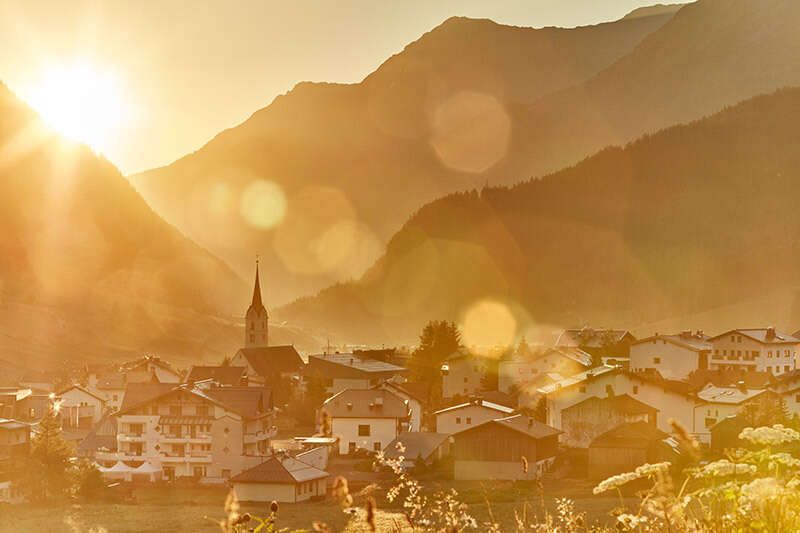 Ortsansicht Galtür im Sommer im Sonnenschein