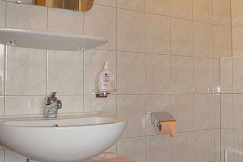 Bad mit WC im Appartement 3 im Landhaus Tschafein